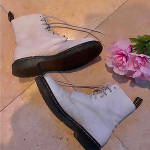 Doc Martin almost new white leather boots in a size 9